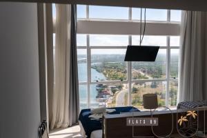 Et tv og/eller underholdning på Paiva Flats By Loui + 17 billeder