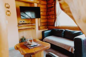 een woonkamer met een bank en een tafel bij Cabañas Aike in Caviahue