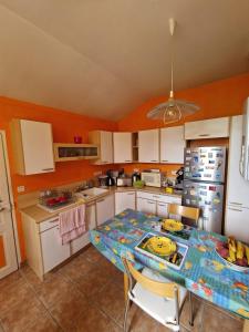 a kitchen with a table and a kitchen with white cabinets at Chambre Privée avec Jardin in Clermont-Ferrand