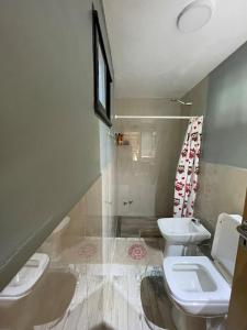 een badkamer met twee toiletten en een wastafel bij Wanna Hospedaje in Villa Ciudad Parque