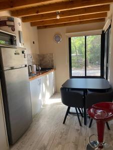 een kleine keuken met een tafel en een koelkast bij Wanna Hospedaje in Villa Ciudad Parque