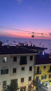 een gebouw met uitzicht op de oceaan bij zonsondergang bij Moonlight Hotel Phu Quoc in Phu Quoc