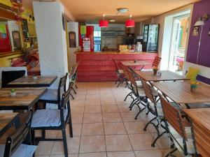 een rij tafels en stoelen in een restaurant bij Lodge Safari tent in Camurac +1 foto