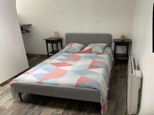 un letto in una stanza con due comodini e due tavoli di Gîte calme au bord de l'Ouche. a Fleurey-sur-Ouche