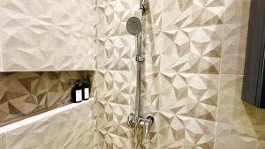 ein Badezimmer mit Dusche mit Glastür in der Unterkunft Davion House near IKEA KBP by YourHome in Simpar + 48 Fotos