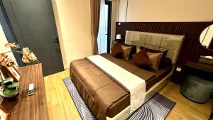 ein Schlafzimmer mit einem Bett mit hölzernem Kopfteil in der Unterkunft Davion House near IKEA KBP by YourHome in Simpar