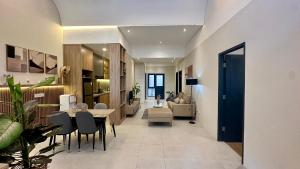 ein Wohnzimmer mit Tisch, Stühlen und Sofa in der Unterkunft Davion House near IKEA KBP by YourHome in Simpar