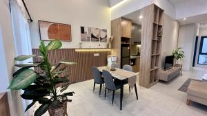 ein Esszimmer mit einem Tisch, Stühlen und einer Pflanze in der Unterkunft Davion House near IKEA KBP by YourHome in Simpar