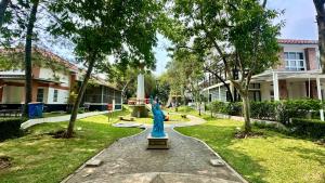 ein Park mit einer Frauenstatue auf einem Brunnen in der Unterkunft Davion House near IKEA KBP by YourHome in Simpar