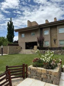 een huis met een hek voor een tuin bij Terra Malal in Chos Malal