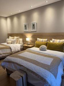 een slaapkamer met twee bedden en een lamp bij Terra Malal in Chos Malal +42 foto's