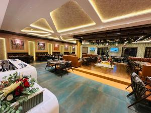 a lobby with tables and chairs and a living room at The Sterling Resort in Bhawānīgarh +141 photos