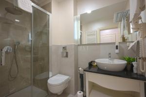 Et badeværelse på Old Town Boutique Hotel + 79 billeder