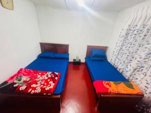 En eller flere senge i et værelse på Liptora Homestay