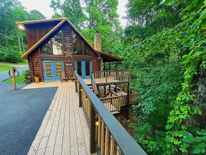 een blokhut met een houten looppad naar een veranda bij Wonderland Cabin in Sevierville