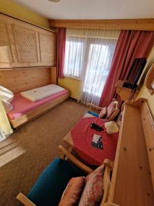 Cette chambre comprend 2 lits superposés et une télévision. dans l'établissement Ferienhotel Lindenhof, à Leogang 14 autres photos