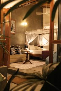 Giường trong phòng chung tại Villa Bell Rose Hikkaduwa