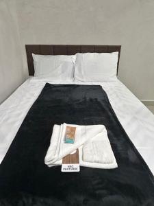 Giường trong phòng chung tại #115 Suíte cama casal e solteiro c vaga - Centro