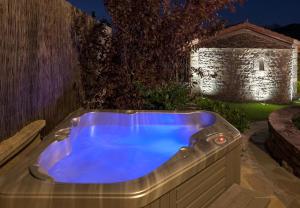 una vasca idromassaggio in un cortile posteriore di notte di Hotel Boutique Barosse Family & Pet Friendly Roo a Jaca
