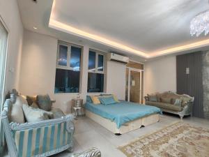 Et opholdsområde på Huge luxury villa stay with private room