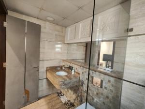 Et badeværelse på Huge luxury villa stay with private room + 14 billeder