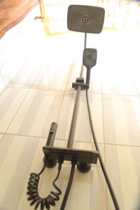 eine Kamera auf einem Stativ in einem Raum in der Unterkunft My Hill Eco Lodge in Ruhengeri