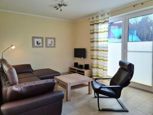 a living room with a couch and a table at Ferienwohnung Seestern Suite im Haus Sonnensegler in Thiessow