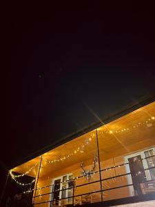 een gebouw met 's nachts verlichting bij Mountain View in Lagodekhi
