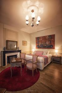 希农Au Relais Saint Maurice的带一张大床和一个壁炉的卧室