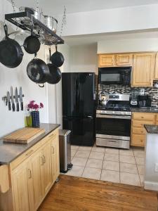 Kuchyň nebo kuchyňský kout v ubytování Cozy home Centrally located free parking sleeps 8