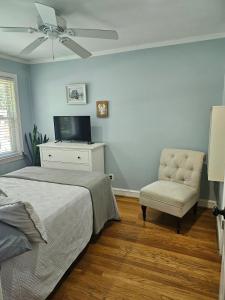 TV a/nebo společenská místnost v ubytování Cozy home Centrally located free parking sleeps 8