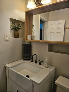 Fotografie z fotogalerie ubytování Cozy home Centrally located free parking sleeps 8 ve Washingtonu