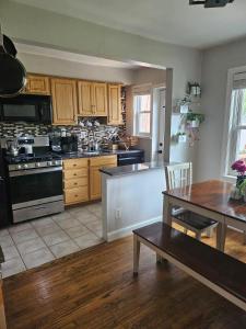 Kuchyň nebo kuchyňský kout v ubytování Cozy home Centrally located free parking sleeps 8