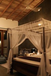 Giường trong phòng chung tại Villa Bell Rose Hikkaduwa