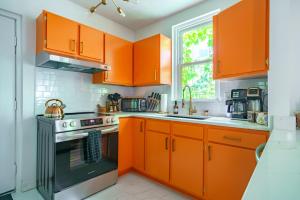 Køkken eller tekøkken på Jungle House Columbus Short North Downtown Free Parking - Steps to Convention Center & Nationwide Arena - 2BR Luxury Home - Sleeps 8 - Over 5,800 Five Star Stays