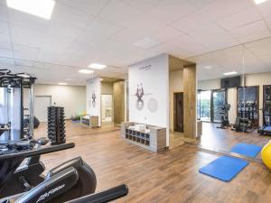 een sportschool met loopbanden en fitnessapparatuur in een kamer bij Novotel Wrocław Centrum in Wrocław
