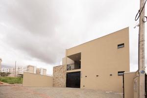 a large building with a balcony on the side of it at 105-Apto Confortável com Ar Próximo à UEL in Londrina