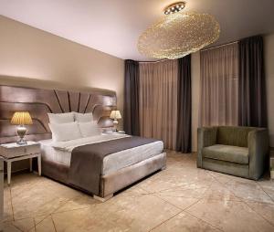 Postel nebo postele na pokoji v ubytování Hotel TuLip Near Delhi Airport,A block road no 4 street no 10 mahipalpur new delhi