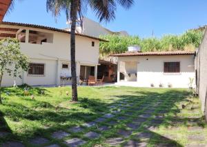 - une vue sur la maison depuis le jardin dans l'établissement Casa IRIRI, à Anchieta
