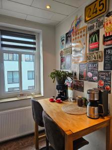- une table en bois avec des chaises dans une chambre avec une fenêtre dans l'établissement Ferienhaus An der Burg, à Oschersleben