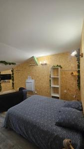 una camera da letto con un letto grande e un divano di studio 4 a Fains-les-Sources