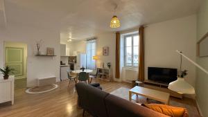 TV a/nebo společenská místnost v ubytování Le Quai des voyageurs - Séjour lumineux face gare