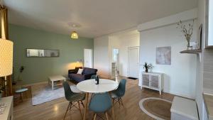 Posezení v ubytování Le Quai des voyageurs - Séjour lumineux face gare + 16 fotografií