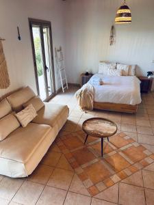 een woonkamer met een bed en een bank bij Steno Villa Amoudi in Amoudi +22 foto's