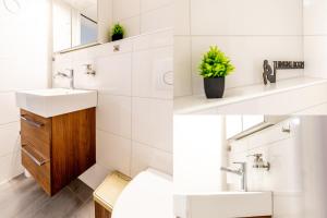 une salle de bain avec deux lavabos et un miroir dans l'établissement Gemütliche Souterrainwohnung mit gratis Parkplatz, à Saint-Gall