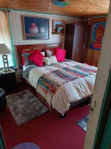 卡斯特鲁Globertrotters的一间卧室，里面有一张大床，床上放着粉色的枕头。