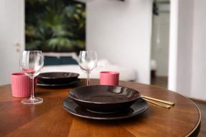 un tavolo di legno con due bicchieri vuoti e un piatto nero e sidx sidx di Maison Gucci a Milano