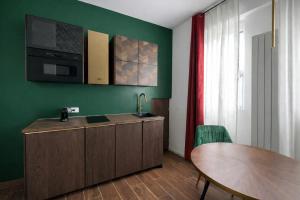 una cucina con un tavolo e un piano di lavoro di Maison Gucci a Milano Altre 3 foto