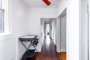 un couloir avec une table de ping-pong dans une maison dans l'établissement Jungle House Chillicothe - Luxury Downtown Homes Free Parking, à Chillicothe