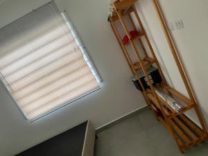 una camera con una grande finestra e una scala di Casa da Praia Edmara a Guaratuba